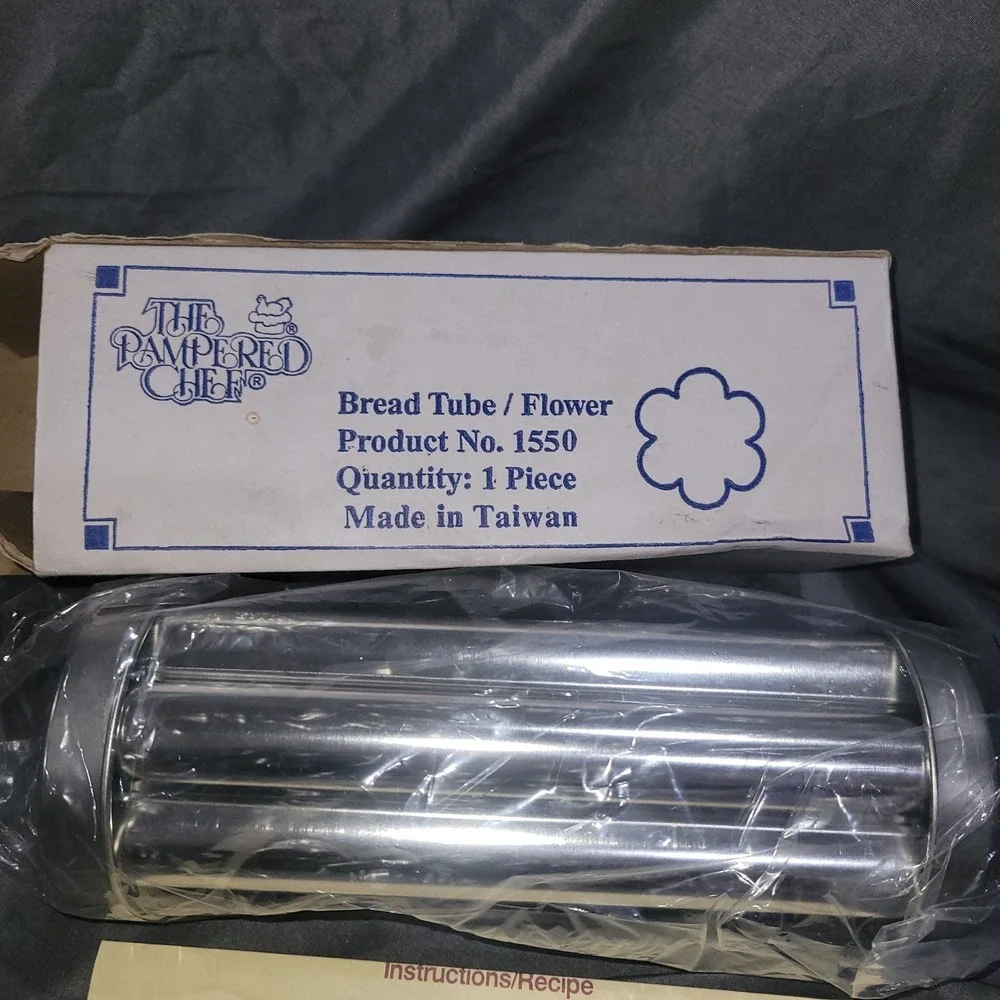 The Pampered Chef Valtrompia Bread Tube Flower Shape #1550 Bread Baking Pan